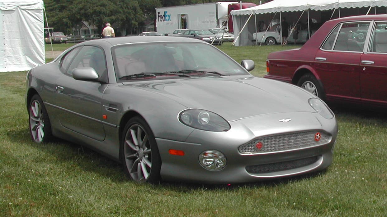 <u><b>Aston Martin DB7</b></u>
<br>
<br>El cantante cuenta en su garaje un Aston Martin DB7 del que fueron construidos más 7,000 unidades hasta que fue reemplazado por el Aston Martin DB9. Diseñado por Ian Callum, quien también trabajó para Jaguar y Nissan, el DB7 es considerado como uno de los autos más bellos y atemporales.