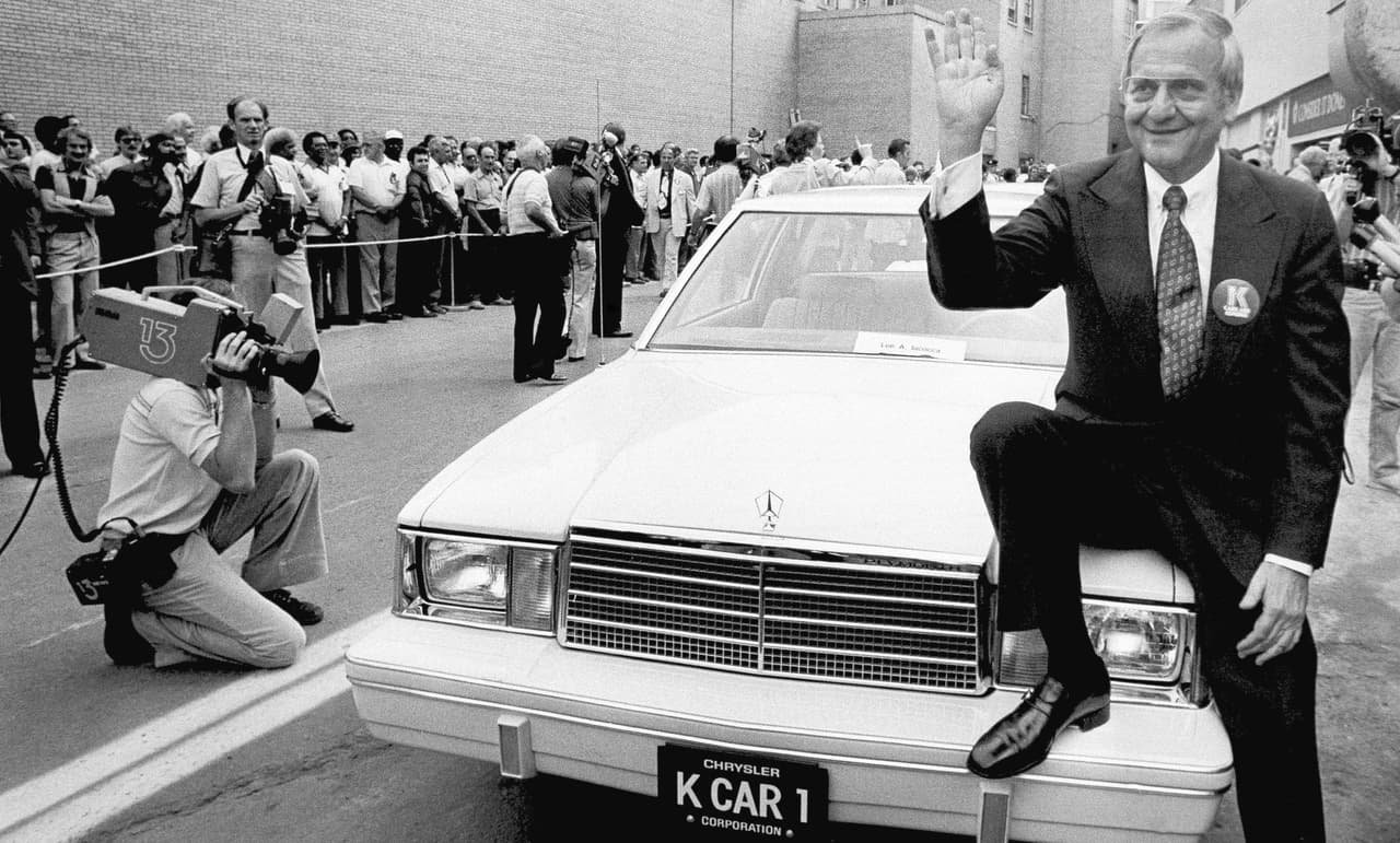 Lee Iacocca muestra el nuevo modelo de 'auto K' de la Chrysler, un Plymouth Reliant, en 1980.