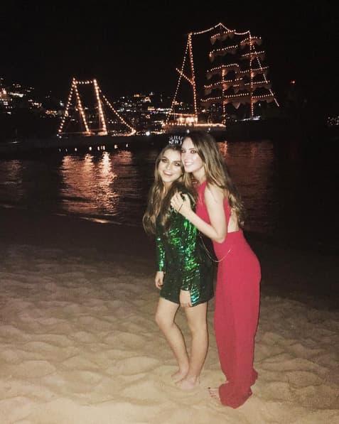 Sofía Castro prefirió el calor de la playa para festejar la velada.