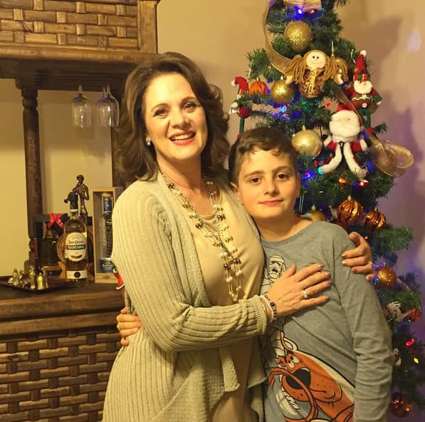 Erika Buenfil pasó una noche familiar, posó para la cámara con su hijo.