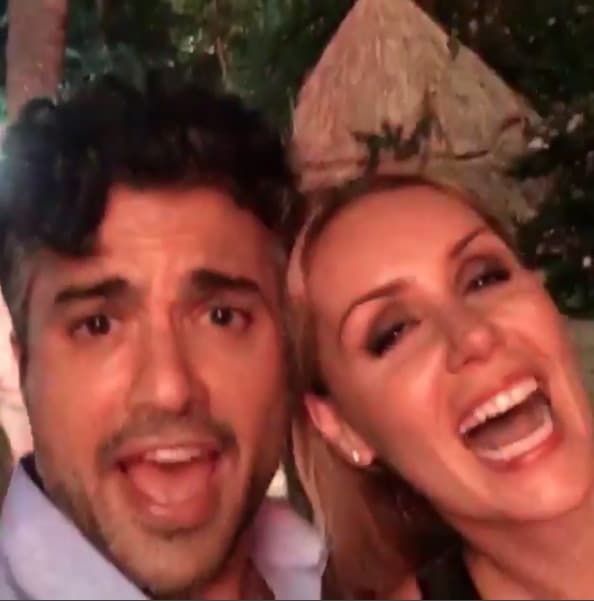 Jaime Camil disfrutó al lado de su esposa los fuegos pirotécnicos.
