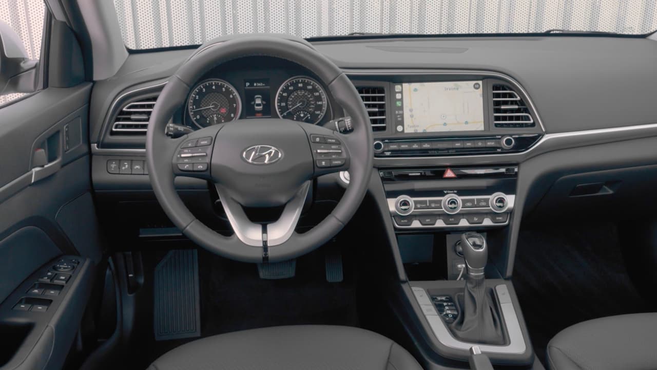 Detalles como el diseño de las ventilas del sistema climático y el de la consola central de Hyundai Elantra también son nuevos. Un cambio importante es la inclusión de los controles redundantes en el volante para la versión SE, el más económico de todos los Elantra.