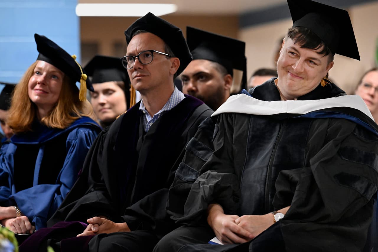 Los profesores de la Universidad de Yale y de la Universidad de New Haven mientras escuchan a los graduados hablar en la primera ceremonia de graduación universitaria en la Institución Correccional MacDougall-Walker.