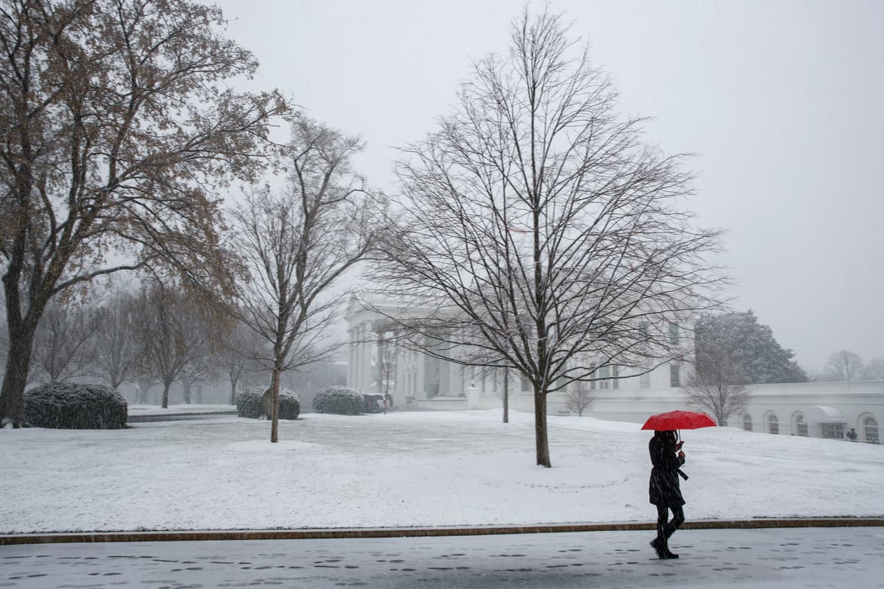 La nieve cubre las calles y parques de la capital del país.
