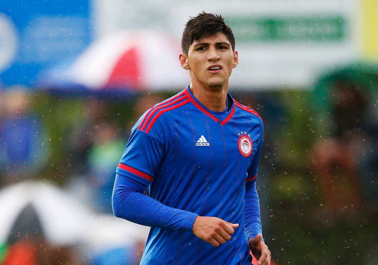 Alan Pulido anotó y dio pase de gol en goleada del Olympiakos sobre Atromitos