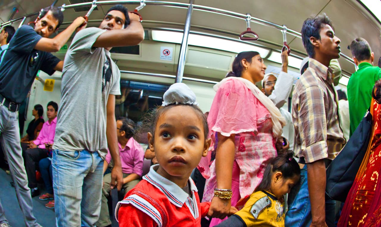 Por qué no debemos cederle el asiento en el metro a los niños