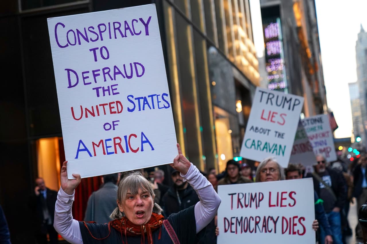 Decenas de manifestantes protestaron frente a la Torre Trump en Manhattan este martes por la tarde, antes del tradicional discurso. “Conspiración para estafar a los EEUU” y “Trump miente sobre la caravana (de migrantes)”, se lee en algunos de los carteles que llevaron los manifestantes.
