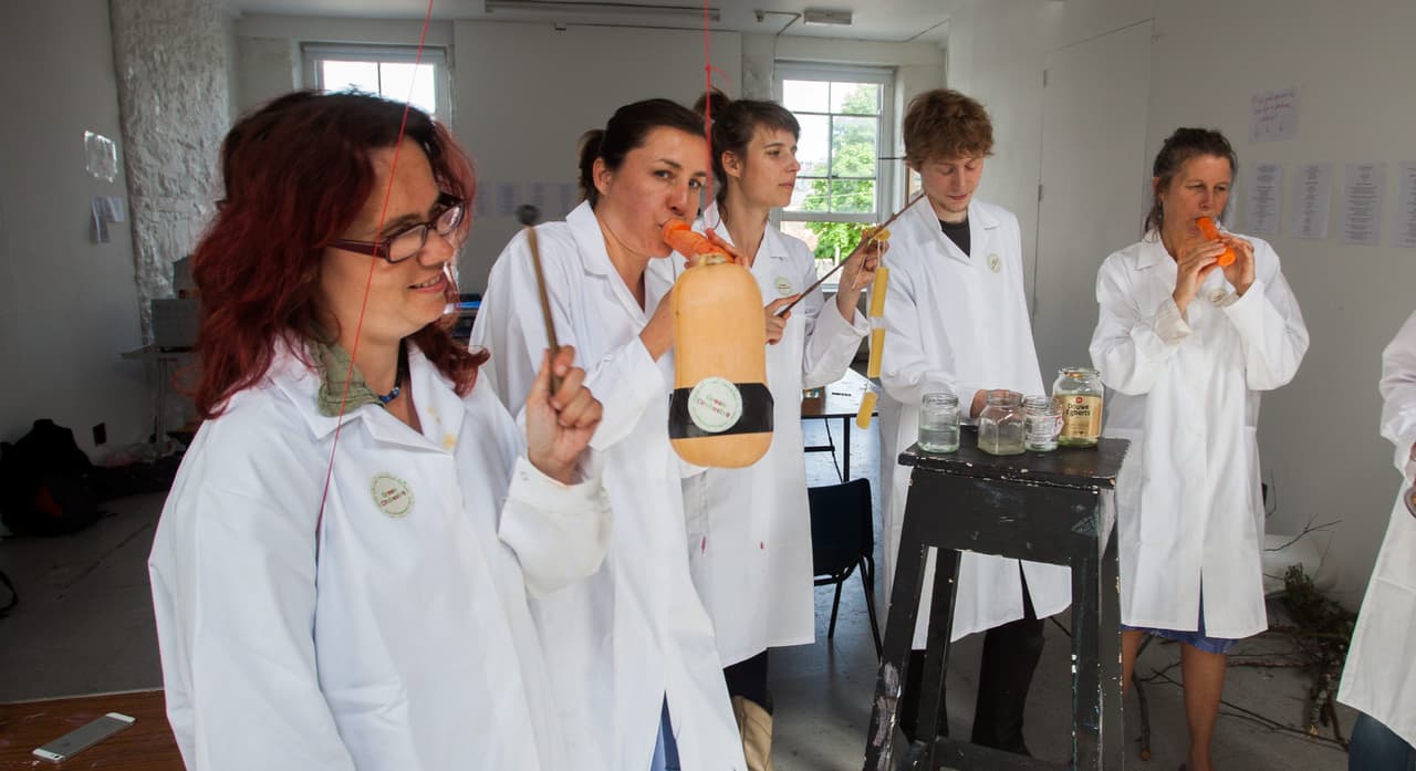 Los integrantes de la orquesta hicieron uso de su ingenio para realizar sus instrumentos a base de verduras y los alimentos que regularmente guardamos en el refrigerador.