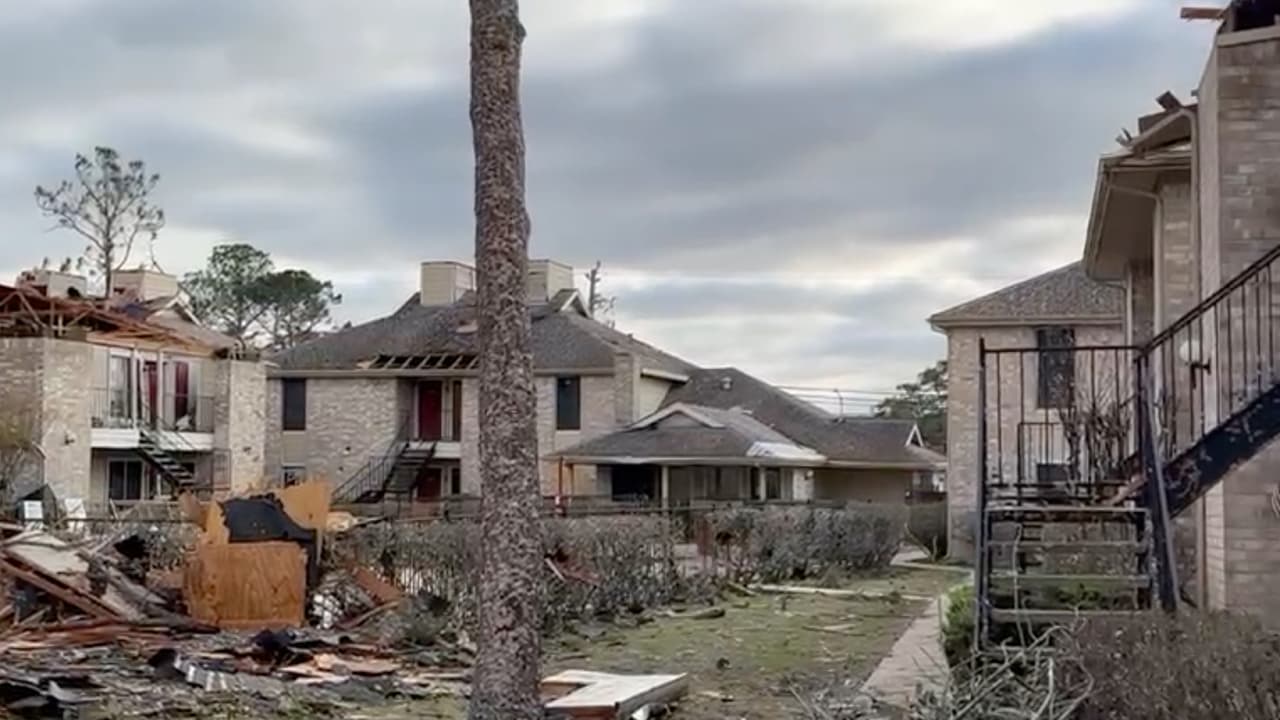 Se emitieron al menos cinco avisos por tornados a lo largo de la ciudad, 
<b><a href="https://www.univision.com/local/houston-kxln/escuelas-publicas-tiempo-houston-tormentas-lluvia-tornados?890" target="_blank">las escuelas</a></b> anunciaron medidas para proteger a los estudiantes y personal. Uno de ellos en el área de Pasadena.