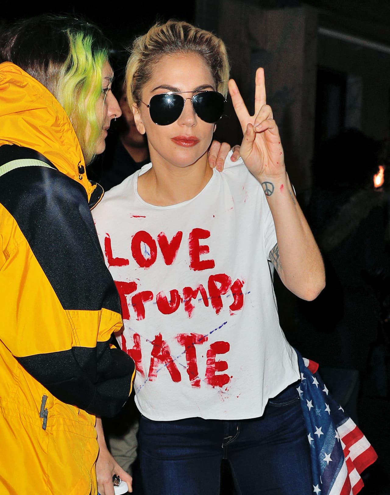 Mandó la señal de amor y paz a las cámaras.