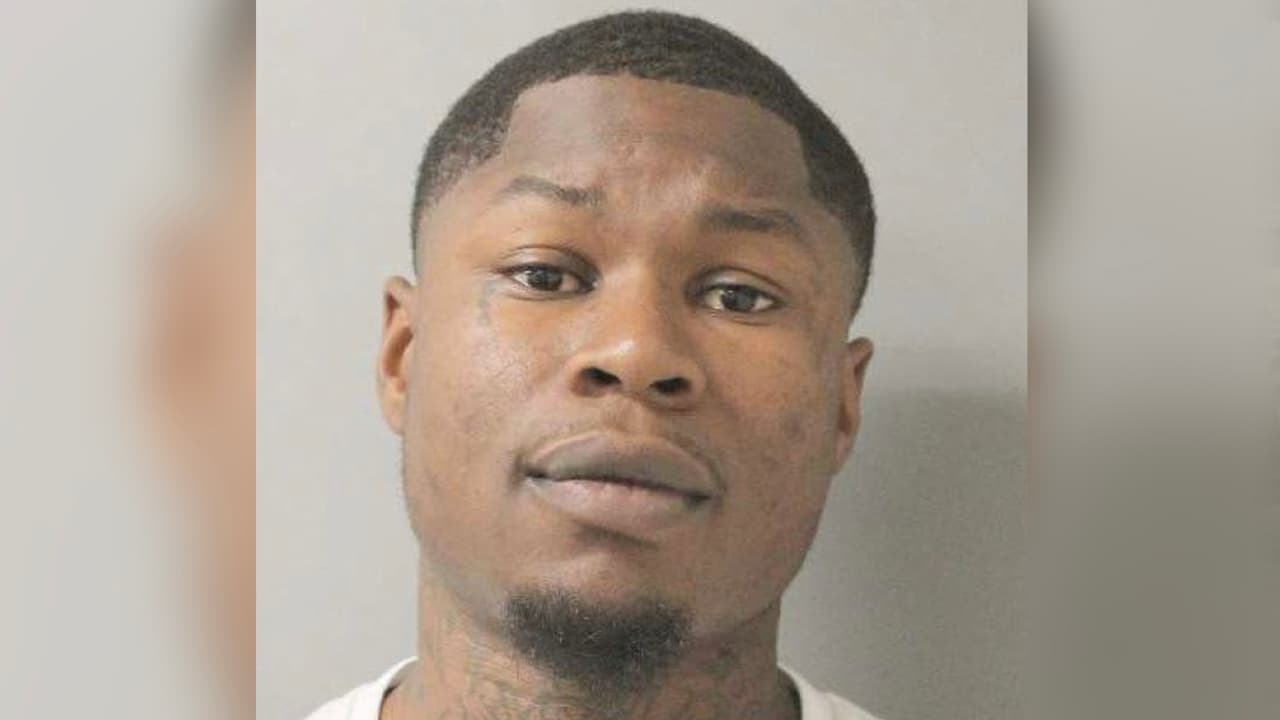 Acusado de matar a familia hispana comparece ante un juez y le fijan 800,000 dólares de fianza