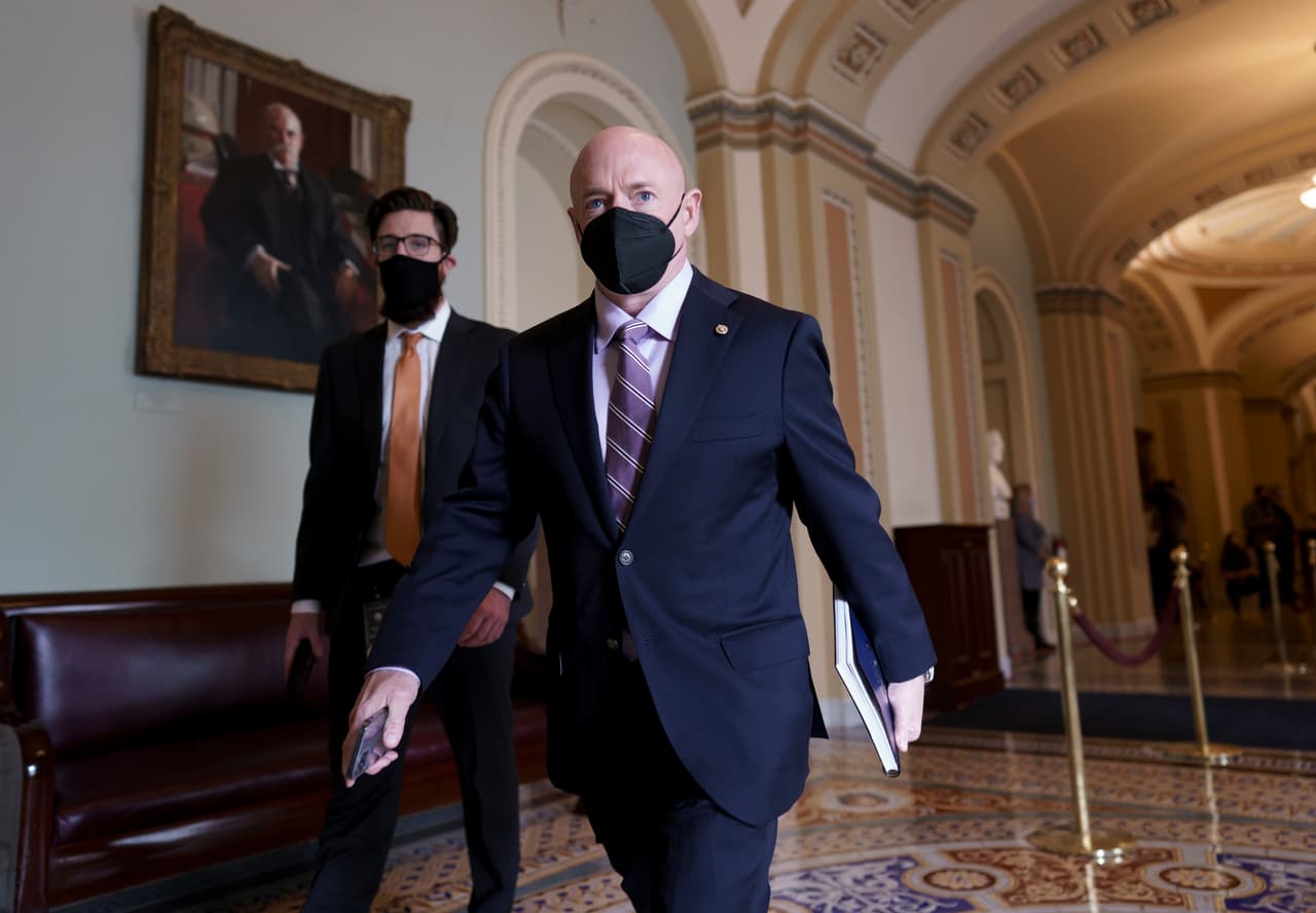 A Mark Kelly le preocupa la escasez de vacunas y apoya la propuesta del salario mínimo de $15 