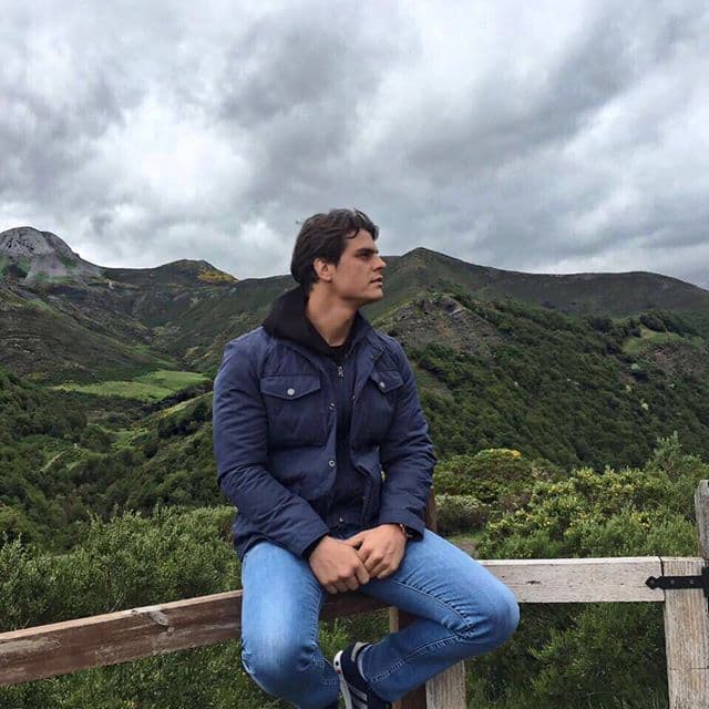 Juan Carlos posando para la cámara de su novia.