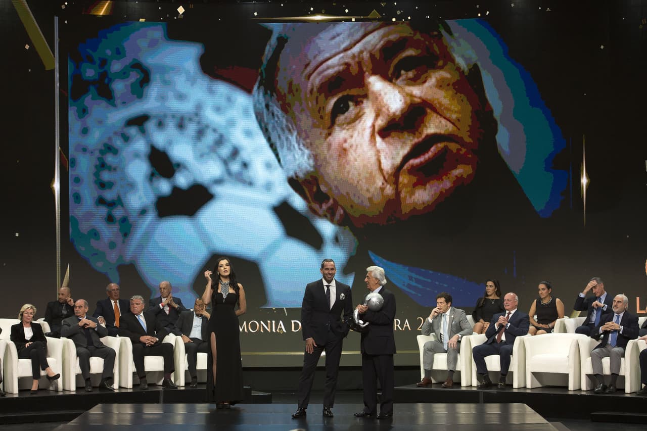 Al fondo la imagen de Aaron Padilla, quien aún vive pero no subió al estrado a recibir el galardón e incluso estuvo presente en el recinto.