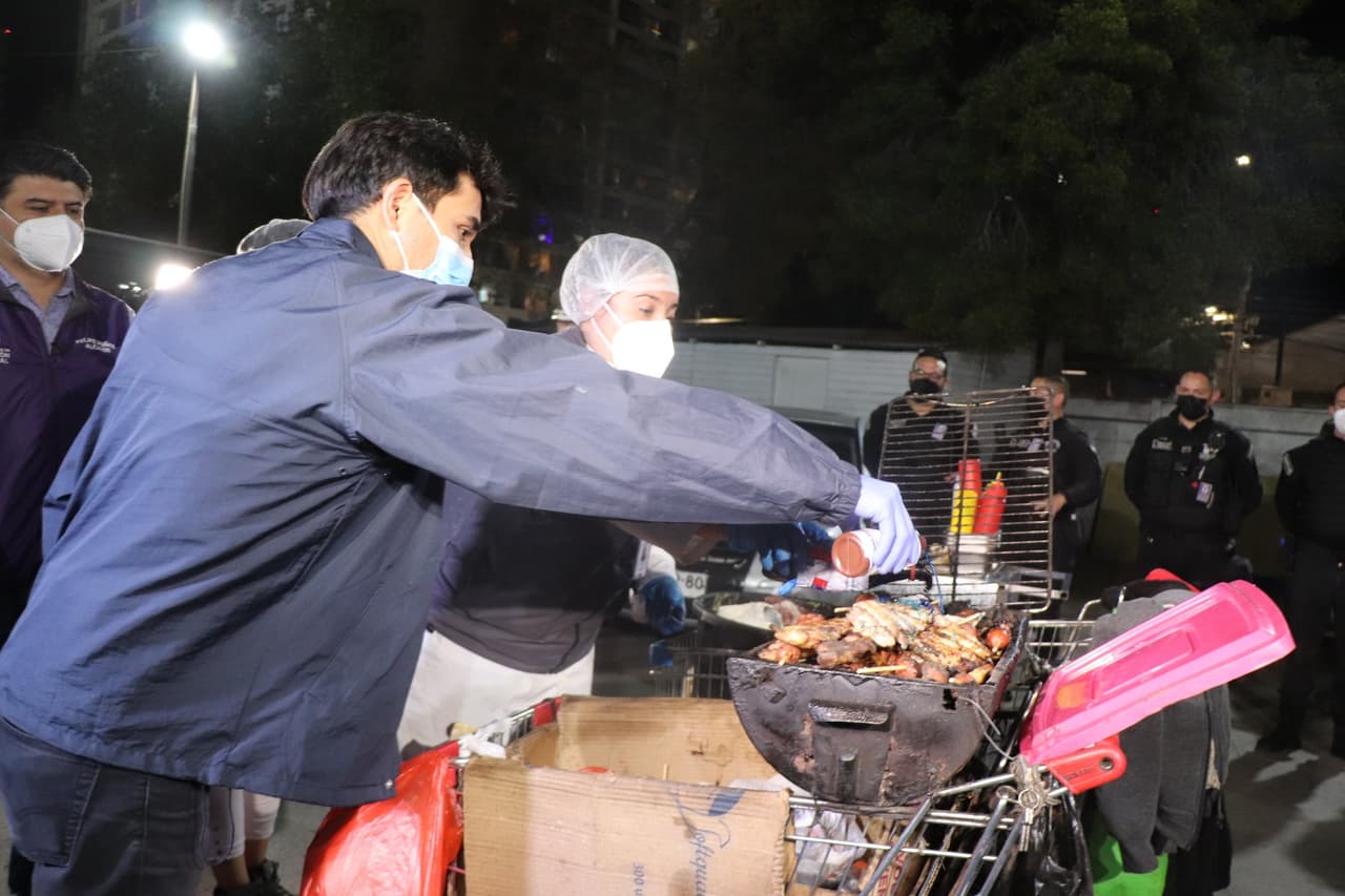 Fue una niña quien comió un poodle: investigan caso de la menor que ingirió un chip localizador de perro al comer en puesto callejero