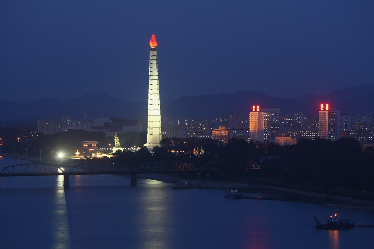 <b>La Torre Juche.</b> Tiene una altura de 557 pies (170 metros) y se terminó de construir en 1982, para conmemorar los 70 años de Kim il Sung.
