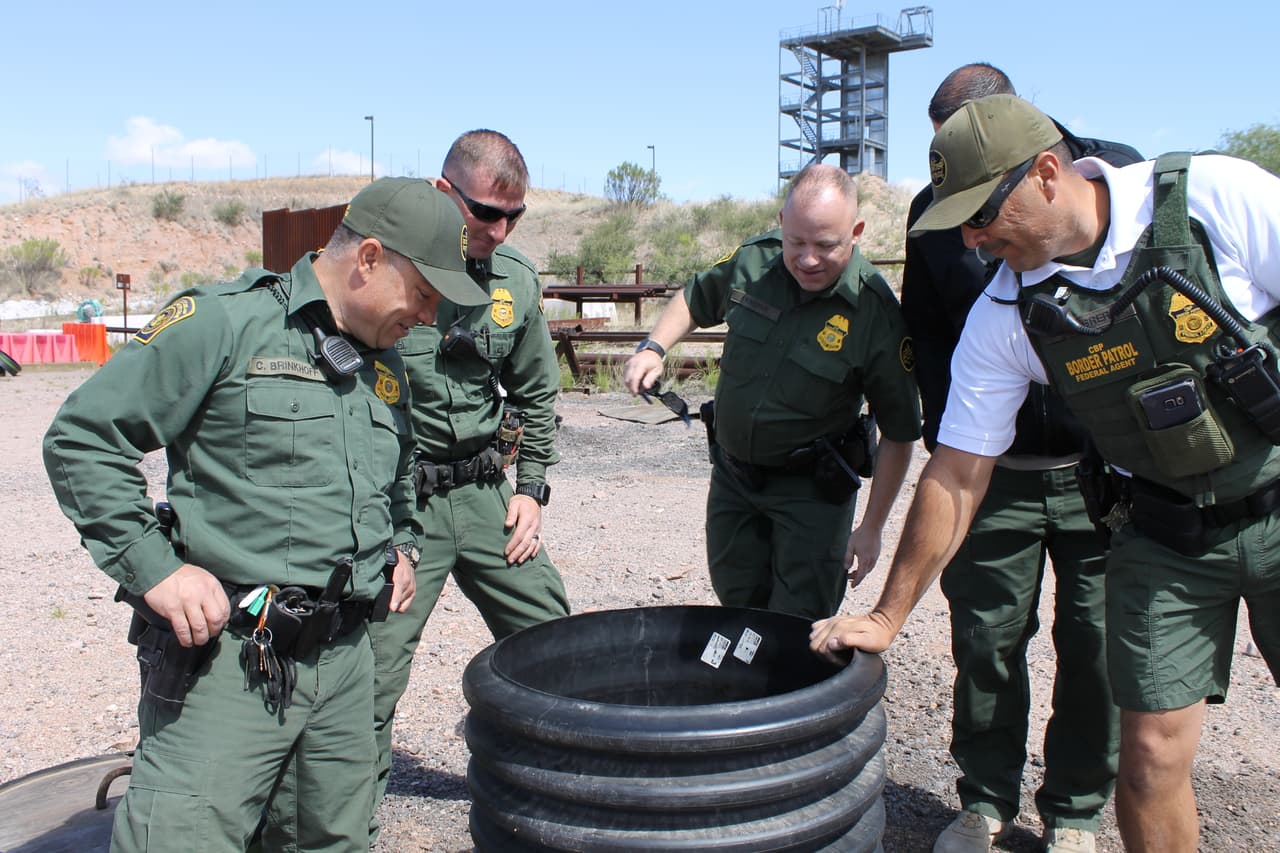 En un área de la estación de la Patrulla Fronteriza de Nogales construyeron 400 pies de conductos subterráneos en forma de laberinto para que los agentes se entrenen y certifiquen en espacios confinados.