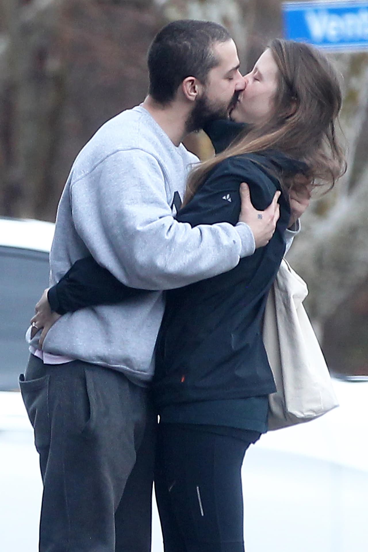 Shia no quería parar de besar a su enamorada.