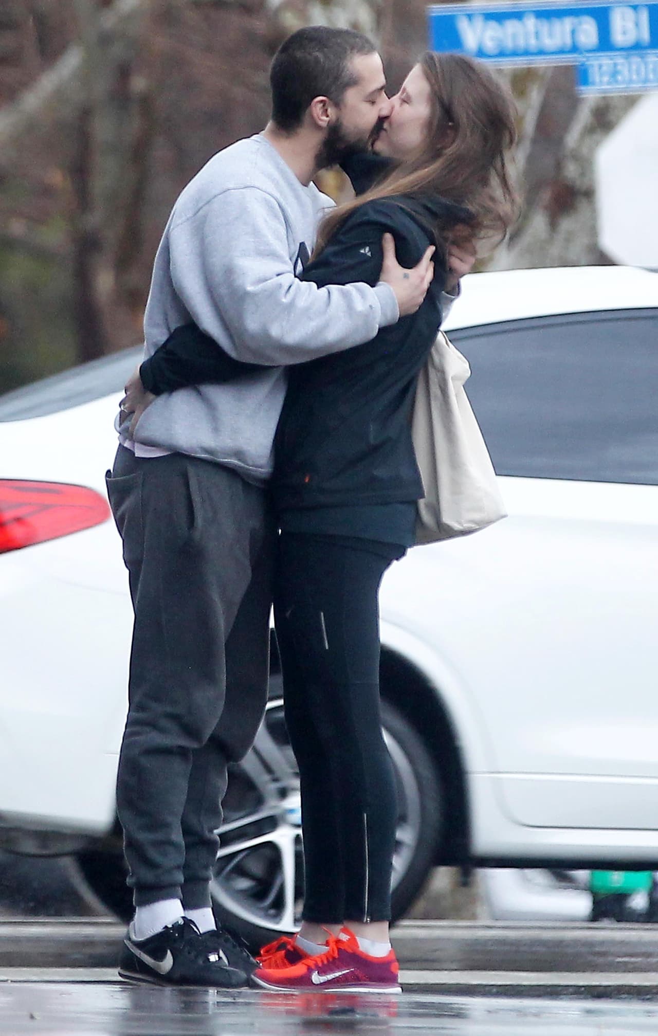 Y dándose tremendos besotes.