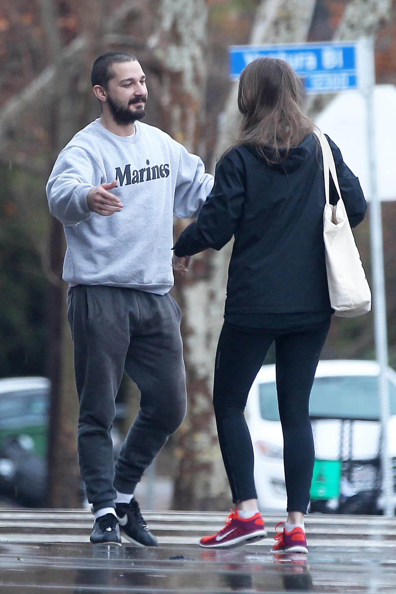 El actor se fue a comer con su novia Mia Goth en un frío día en Los Ángeles.