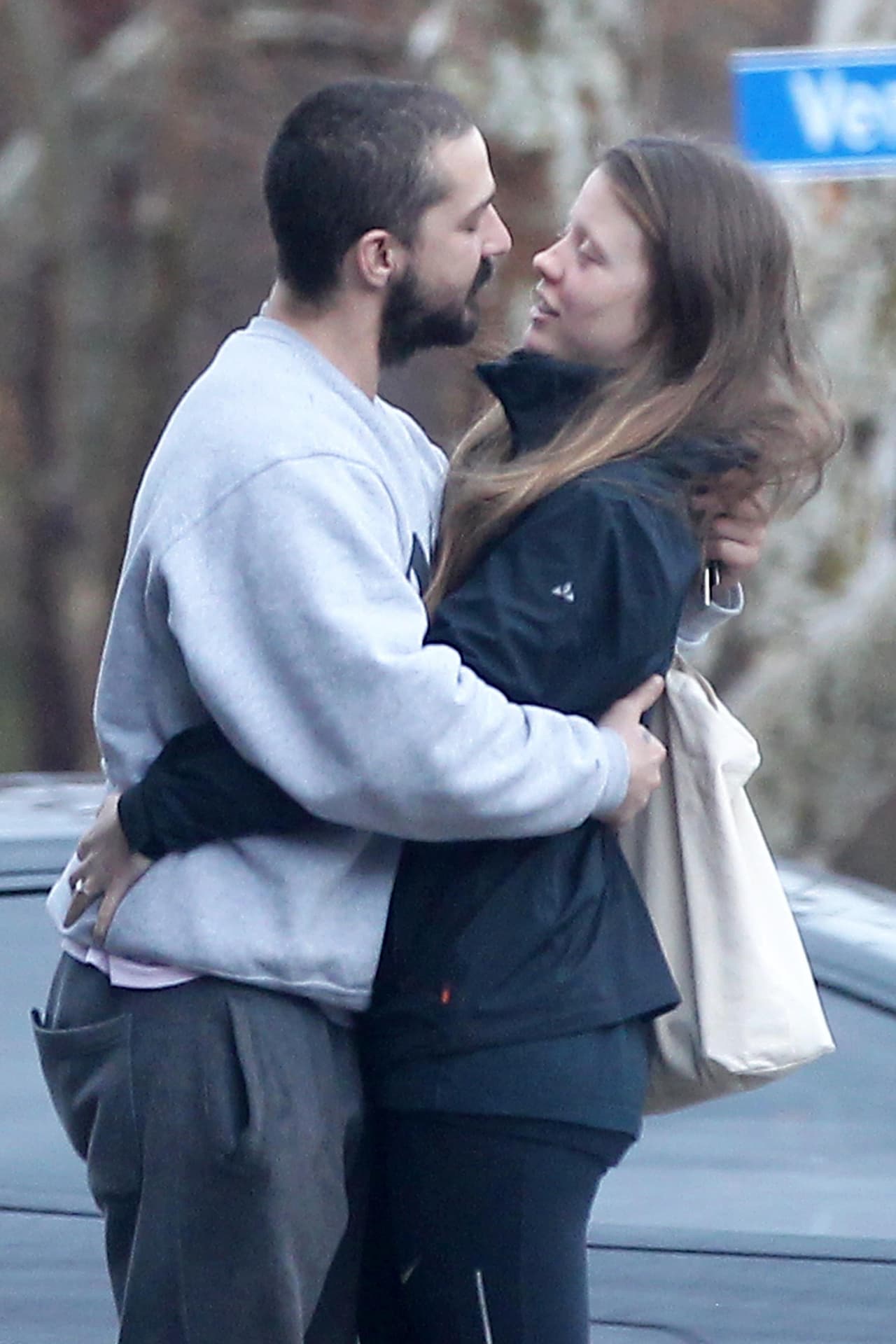 Unos extraños que intentaban ayudar, grabaron al actor, quien se comportó de una forma muy agresiva con Mia durante la pelea.