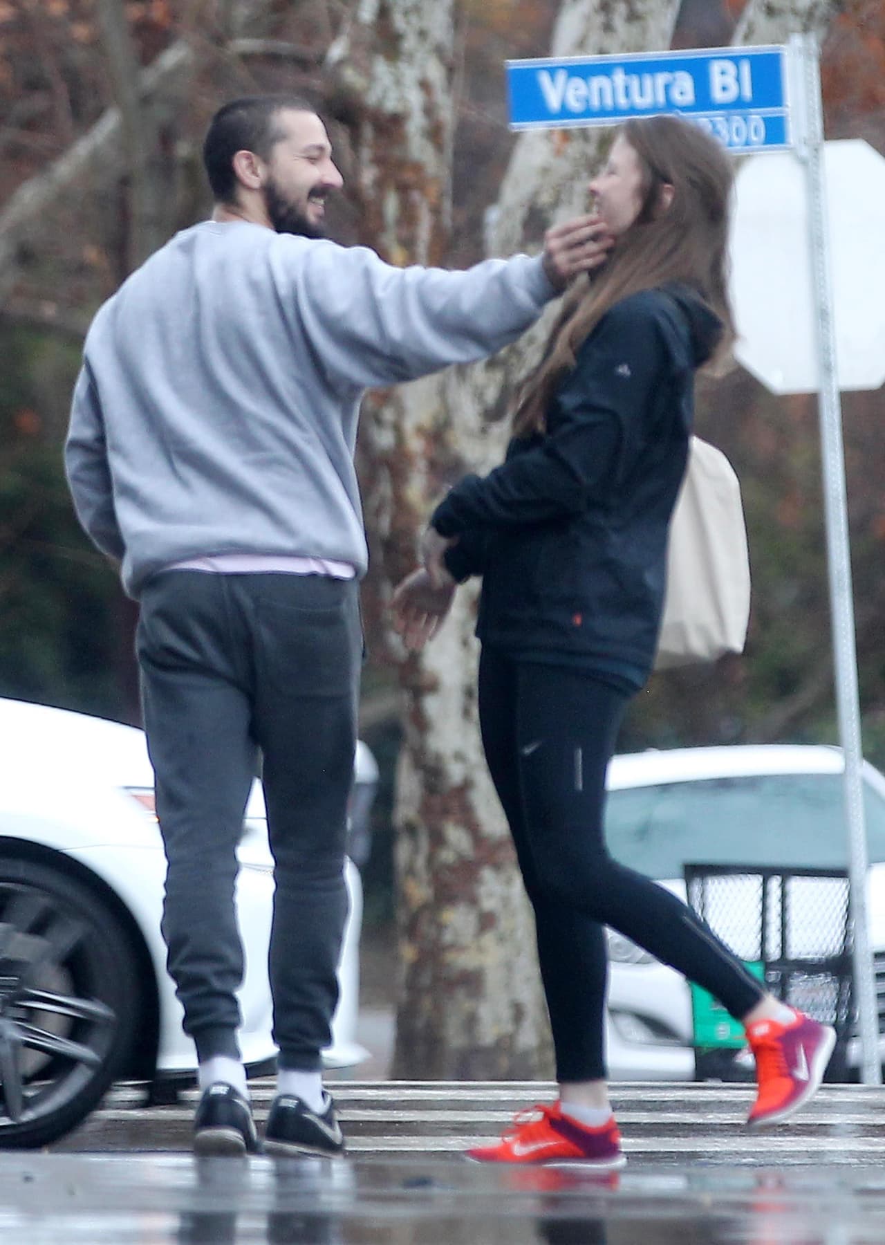 OMG, ¿Habrá nueva boda en puerta? Nos morimos por saber sí Mia le dio el si a LaBeouf.