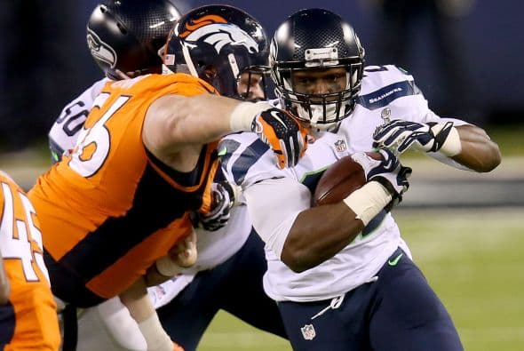 Los Seahawks, con un fútbol "total", el que había trabajado el entrenador del equipo durante toda la temporada regular, el veterano Pete Carroll, derrotaron por paliza de 43-8 a los Broncos, la mejor ofensiva de liga, con el mariscal de campo Peyton Manning a la cabeza. No habían pasado ni 12 segundos desde el comienzo del partido y los Seahawks ya hicieron historia con la anotación más rápida que se había dado jamás en un Super Bowl. Pero lo peor no fue el dejarse anotar dos puntos, sino la imagen de enfrentamiento entre Manning y el centro de origen mexicano Manny Ramírez, que no le dio bien al balón, y aunque el corredor Knowshon Moreno lo recuperó, lo hizo en la zona de protección. La mejor ofensiva de la NFL estaba paralizada, sin saber qué hacer, y ahí fue el comienzo y el final del partido disputado en el MetLife Stadium, de East Rutherford (Nueva Jersey), donde la temperatura fue de 43 grados. Malcom Smith recibió el premio de Jugador Más Valioso (MVP), el octavo defensor que lo consigue en un partido de Super Bowl y el tercer apoyador. Carroll, de 61 años, el tercer entrenador con más edad de la NFL que ganó un Super Bowl, se convirtió en el tercer entrenador que logra los dos títulos de campeón universitario de la NCAA con el equipo de USC y ahora los Seahawks en la NFL.