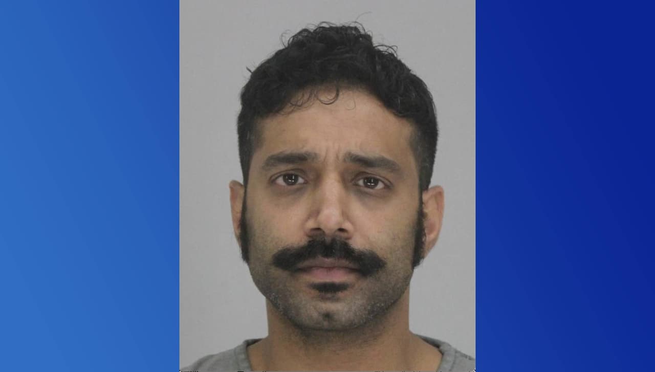 Arrestan a hombre que presuntamente encerró a su mamá para matar a su padrastro