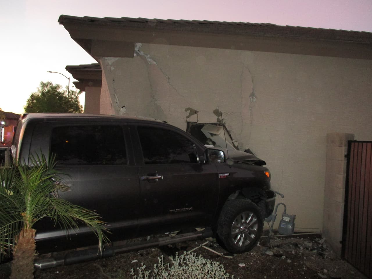 La camioneta atropelló una caja de energía, luego se impacto contra la esquina de la casa donde había otra caja de electricidad, la línea de gas y las líneas de agua también fueron afectadas. 
<br>