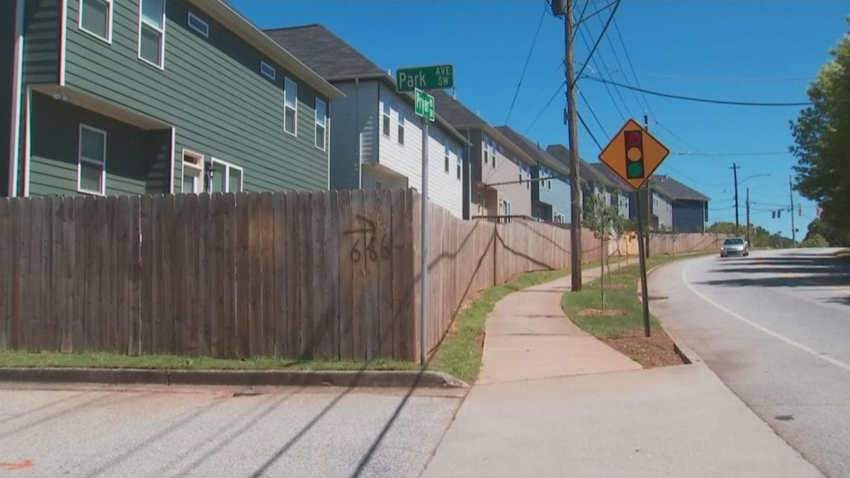 Algunos de los sitios vandalizados fueron cercas de viviendas.