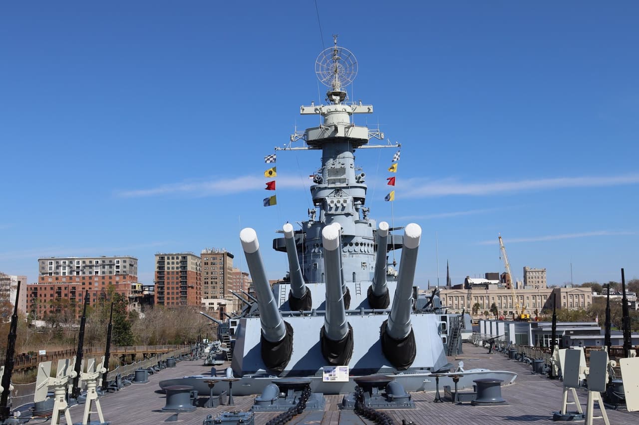 <b><a href="https://www.battleshipnc.com/">Battleship North Carolina (Wilmington)</a></b>. El acorazado Carolina del Norte participó en todas las ofensivas navales importantes en el Pacífico durante la Segunda Guerra Mundial. Uno de los ataques más mortíferos contra el acorazado fue un golpe de torpedo japonés en el casco, donde murieron cinco hombres. Un joven soldado murió en el baño del acorazado y su espíritu se ha visto allí.