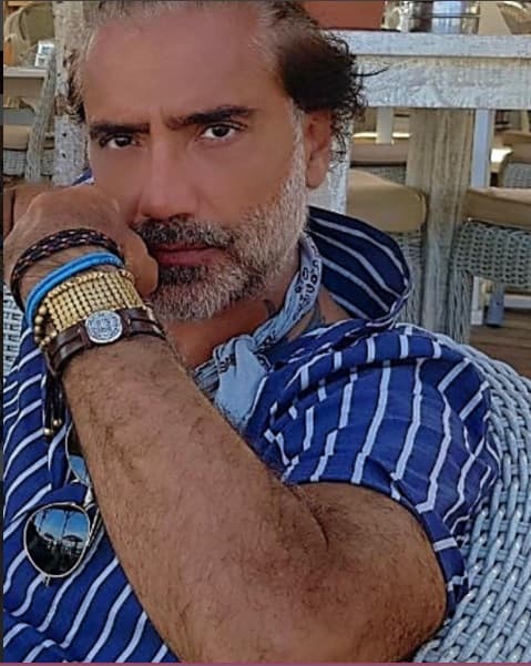 <b>Alejandro Fernández,</b> mejor conocido como 
<b>'El Potrillo'</b>, es otro de los que disfruta mostrar sus canas cuando está descansando. Al igual que su padre cuando es tiempo de comenzar con presentaciones se tiñe el cabello y en ocasiones la barba o la rasura, auque las canas le sientan muy bien.