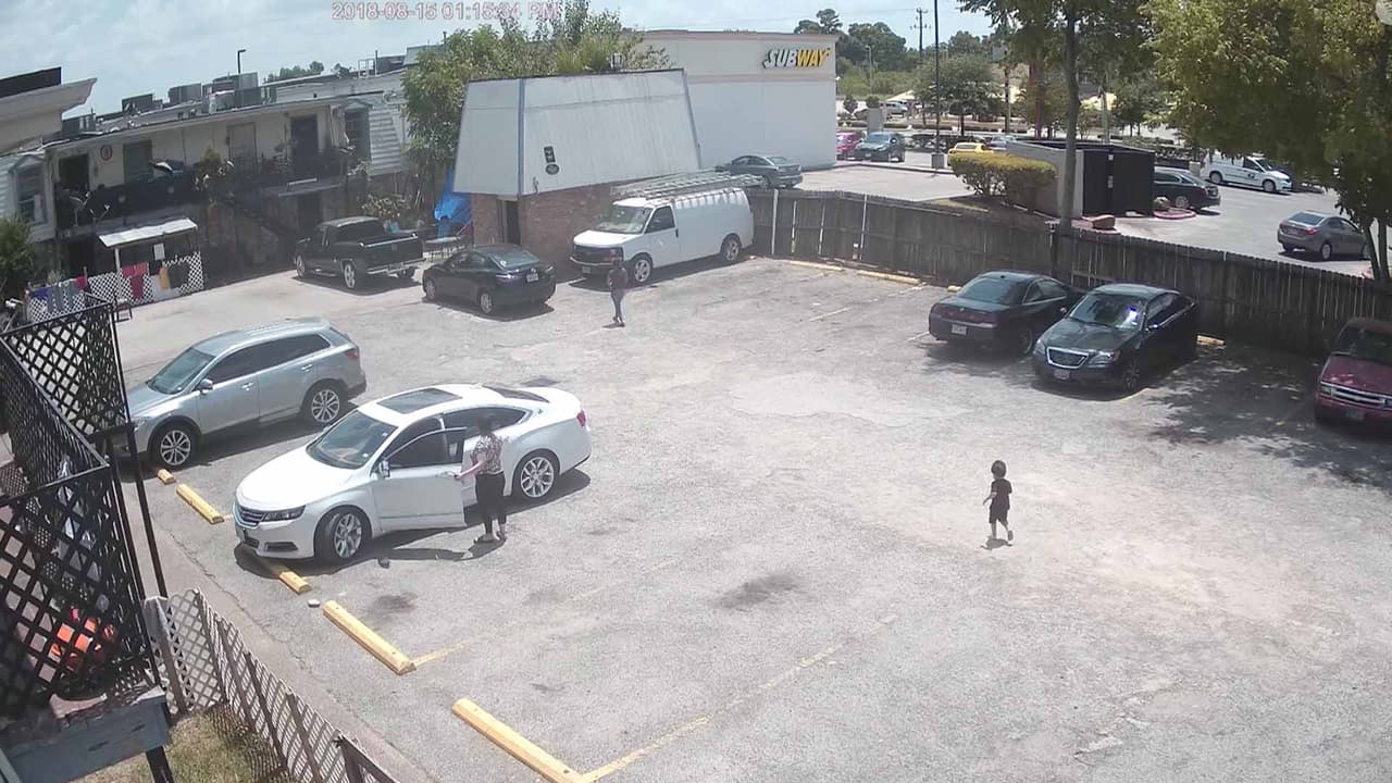 Segundos después, una mujer ve al primo corriendo y sube a su automóvil