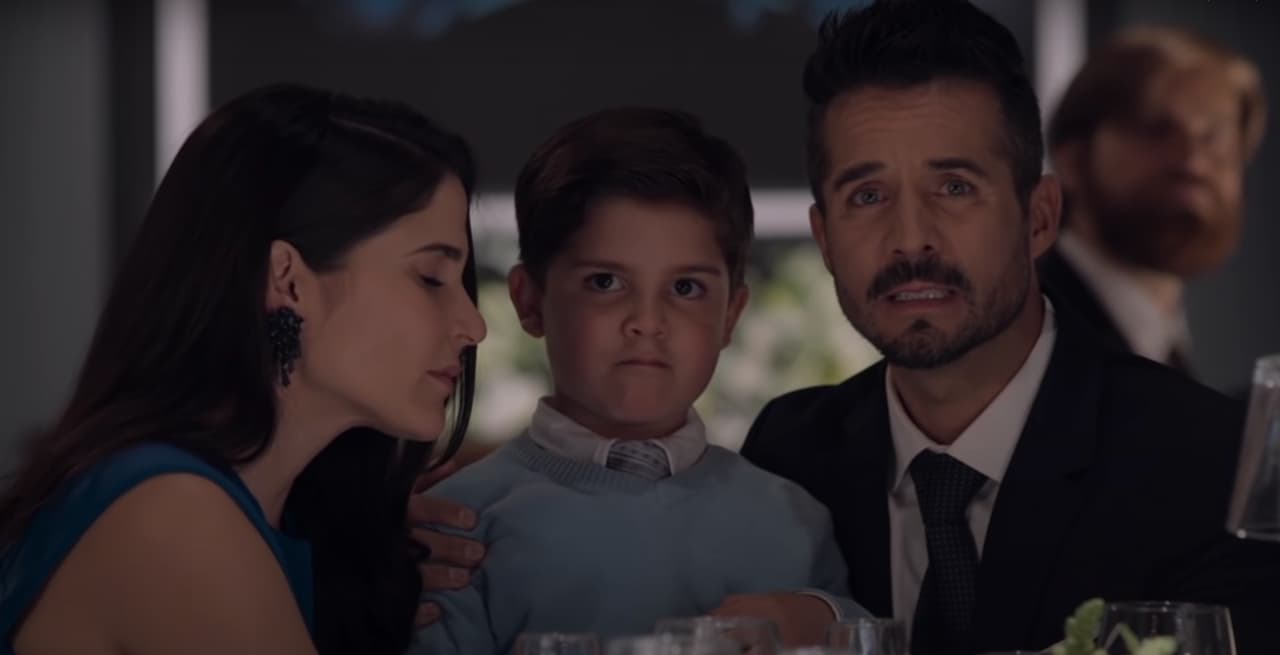 <b>Pedro Garrido</b>
<br>En ‘Te doy la vida’ (2020) el pequeño Nicolás tuvo la fortuna de disfrutar de dos papás, uno de ellos (el biológico) fue encarnado por José Ron, quien acepta realizarle un trasplante de médula ósea y ganarse su cariño una vez que sabe de su existencia.