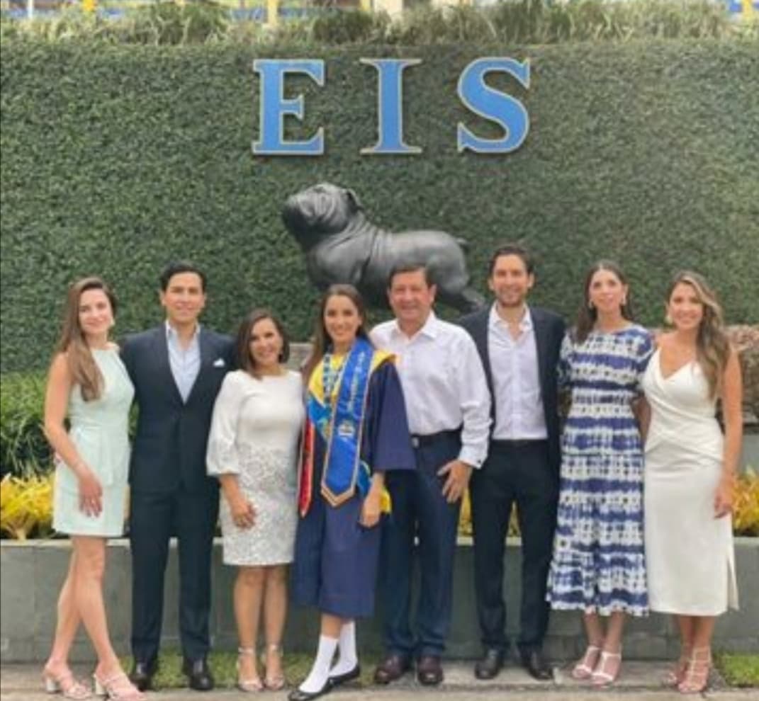 En esta temporada de graduaciones, nuestra querida Maity Interiano viajó a su país natal, Honduras, para celebrar junto a su hermana menor, Hena Sofía, quién terminó sus estudios de preparatoria.