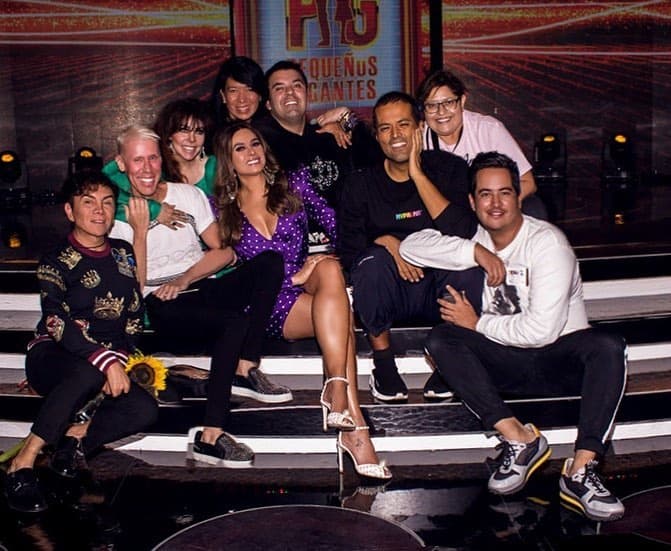 También usa su cuenta de Instagram para subir fotografías en las que aparece en compañía de su equipo.