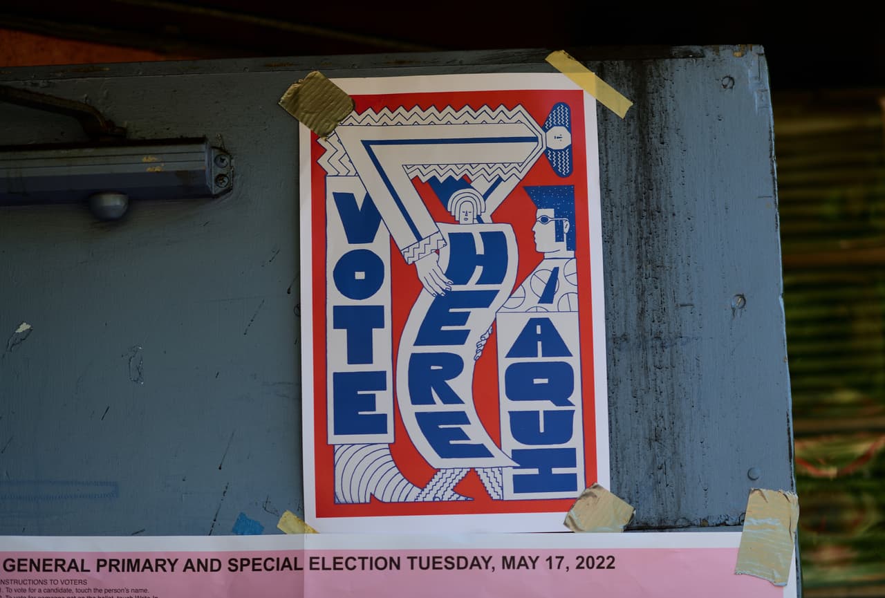 Un cartel dice "VOTA AQUÍ" fuera del lugar de votación del Centro Recreativo Hillside durante las elecciones primarias de Pensilvania en Filadelfia.