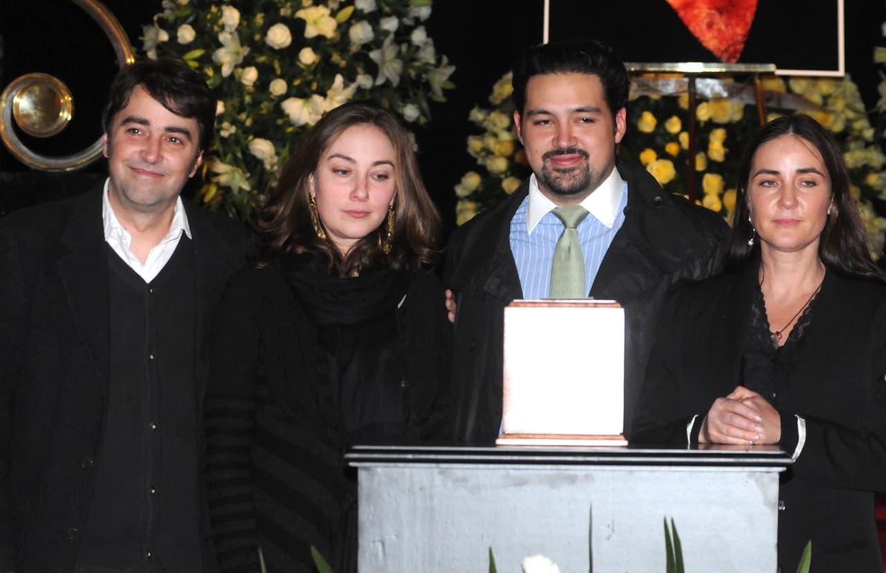 Gracias al gran legado artístico que dejó en México, sus cenizas fueron veladas el 9 de enero del 2012 en el Palacio de Bellas Artes, recinto donde solo las grandes personalidades tienen homenajes póstumos.