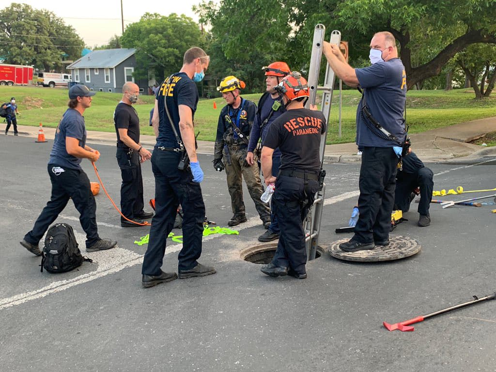 Rescatan a una persona que cayó en un desagüe pluvial al este de Austin