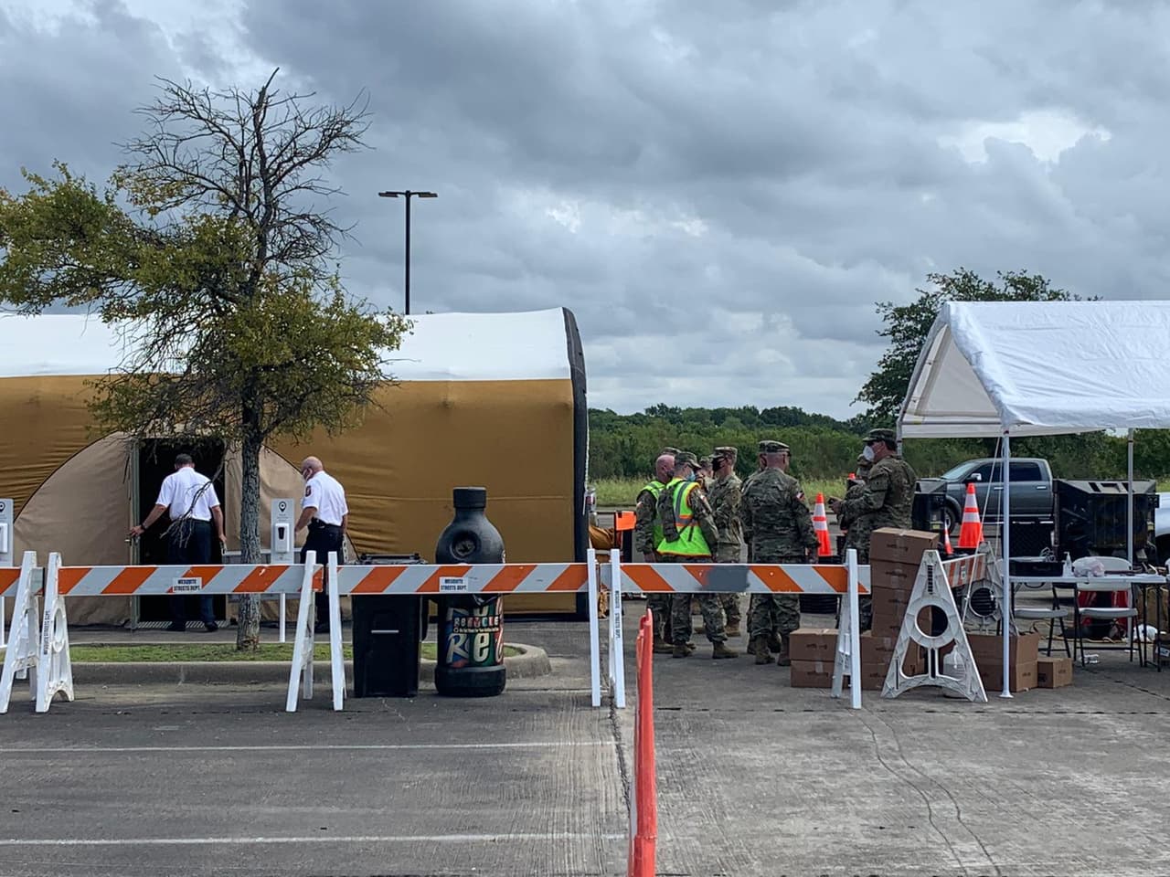 Este centro en Mesquite solamente funciona como un paso rápido para las personas que llegan para registrarse y después son llevadas a un hotel, informó el portavoz de la ciudad. 
<br>