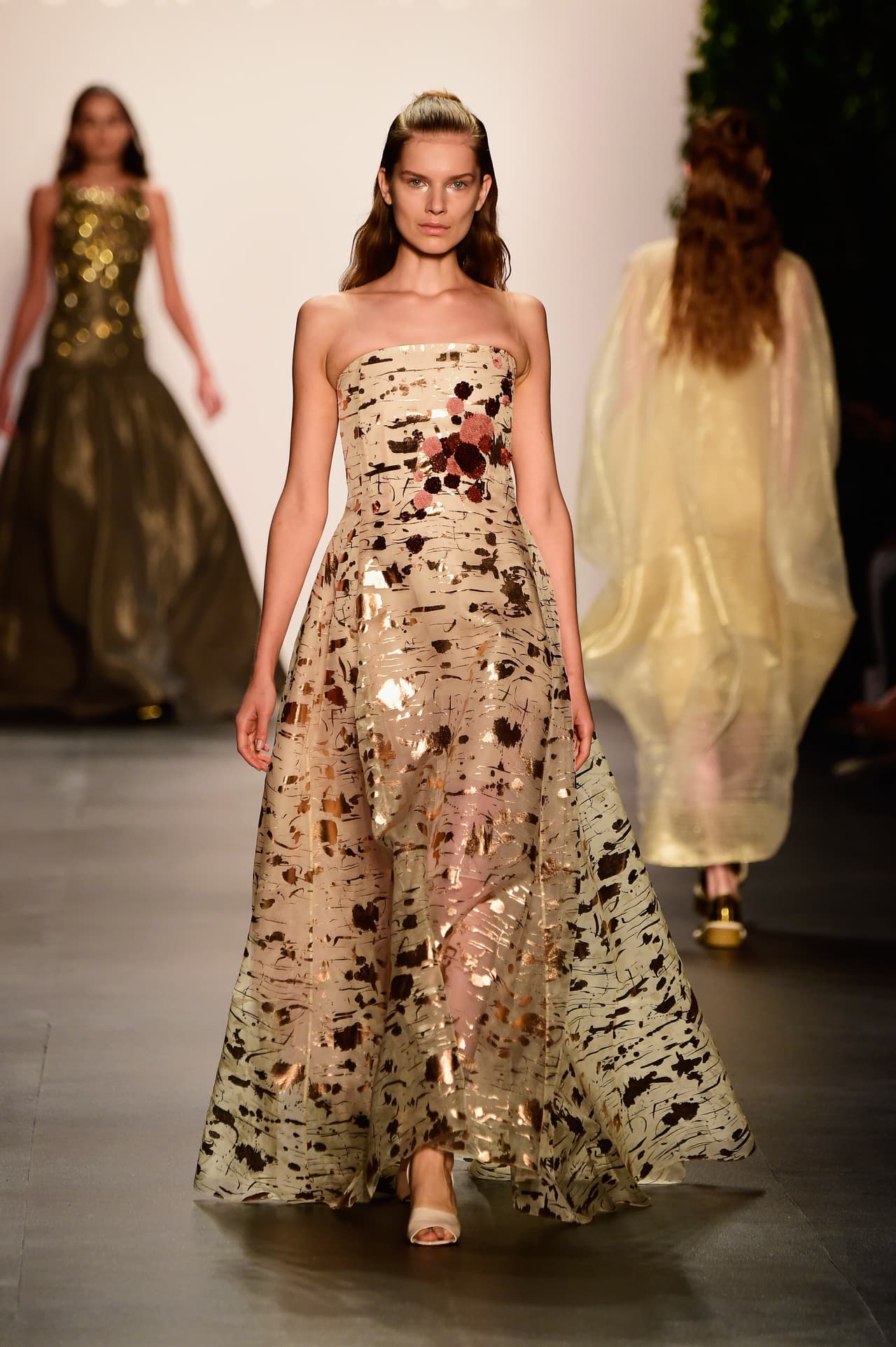 Algunos tonos como el dorado y lila fueron las elecciones de la firma para la primavera-verano 2015.