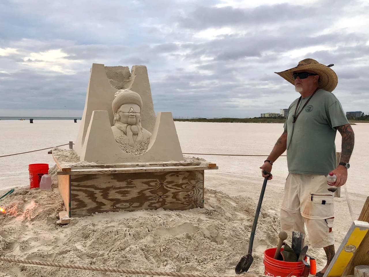 Si te preocupa no encontrar estacionamiento, 
<b>habrá lugares de parking alrededor de todo el evento.</b> No obstante, en caso de estar un poco retirado de la playa, 
<b>se contará con servicio de shuttle bus.</b>