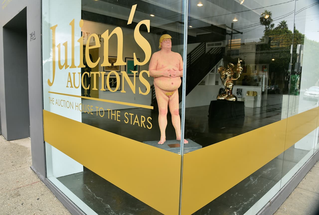Una de las estatuas desnudas de Donald Trump expuestas en la vitrina de Julien´s Auctions Gallery.