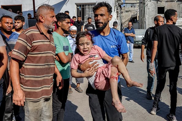 Un hombre traslada al hospital a una niña palestina herida en un ataque israelí en Gaza, este miércoles 2 de julio.