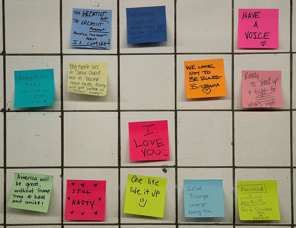 Entre los mensajes que algunos han dejado en estas pequeñas notas o 'post-its' están: "Ten una voz", "América será grande sin Trump. Tiempo de unirse y sanar" y "Una vida, vívela al máximo".