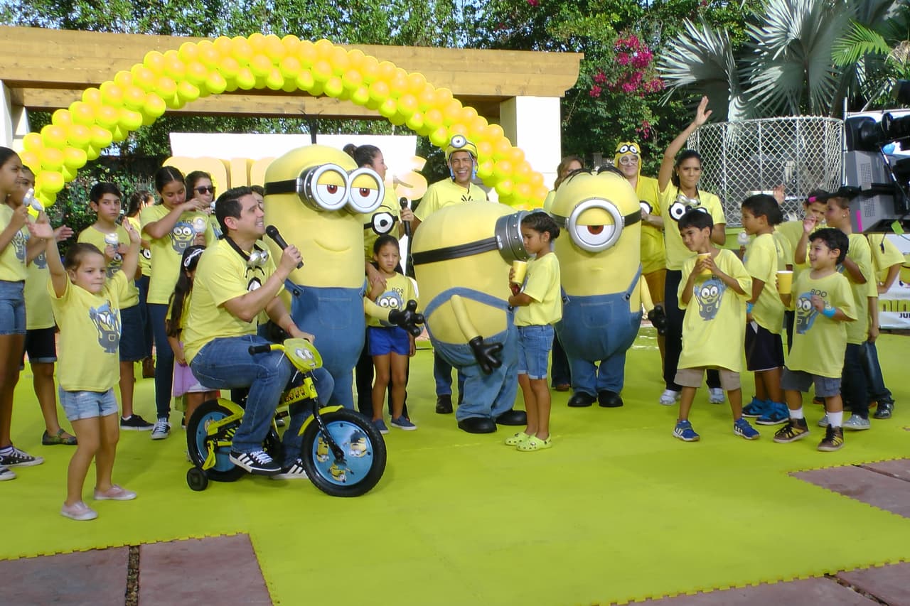 Una fiesta llena de muchos Minions