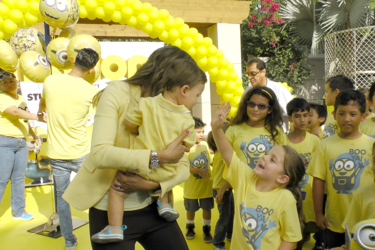 Los nuevos amigos de Bruce lo felicitan.