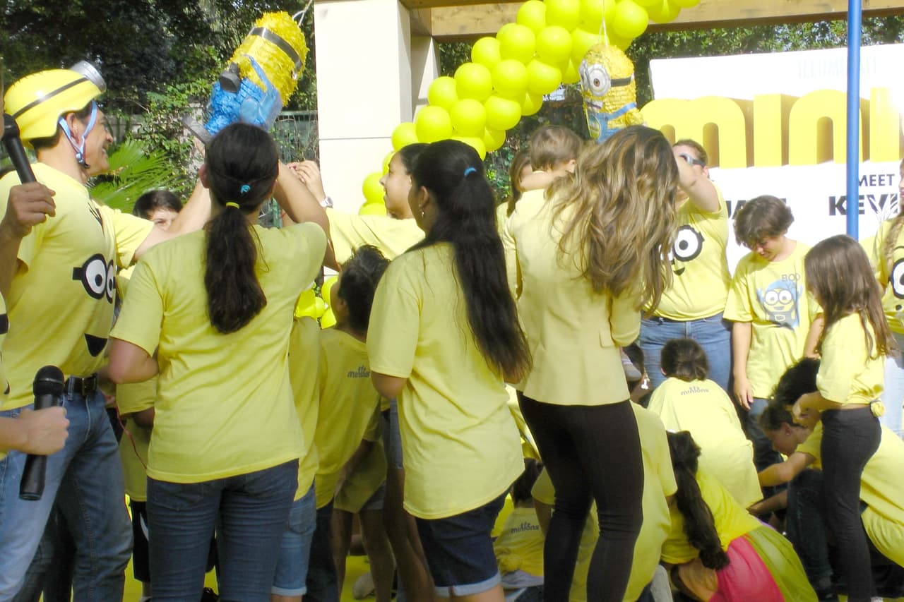 Todos se divirtieron rompiendo la piñata.