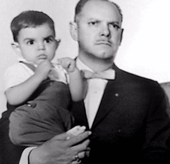 Eugenio Derbez siempre ha sido reservado al hablar de su padre, Mario Eugenio González, pero recientemente en una entrevista con su hijo Vadhir, decidió compartir divertidos recuerdos de él y detalles de su infancia que desconocíamos. 
<br>