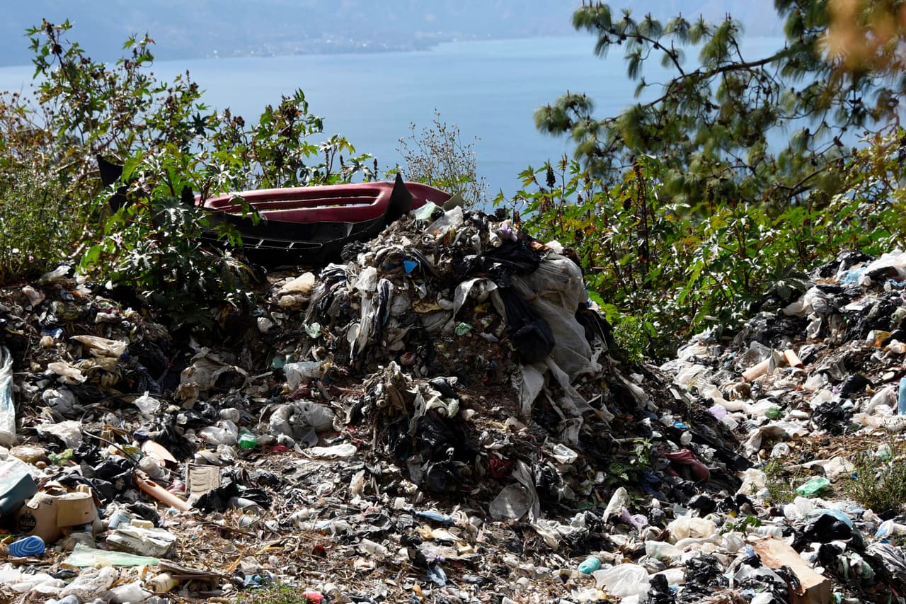 Este es un ejemplo de la amenaza que vive el lago: basura sólida que proviene de los 15 poblados mayas kaqchikel, tz'utujil y k'iche' que rodean el lago.